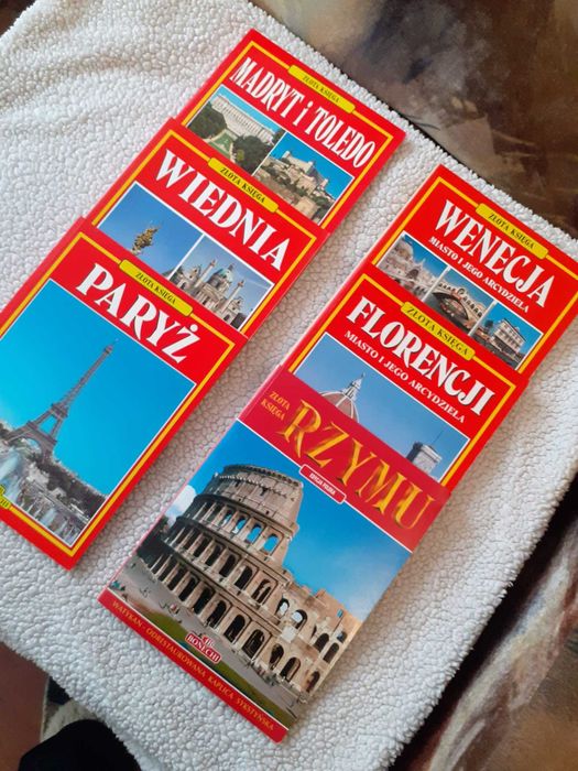 przewodniki po zabytkach z serii Złote Księgi, każdy po 20 zł