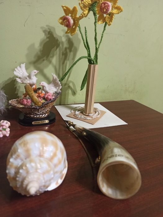 Набір маленьких статуеток та предметів інтер'єру