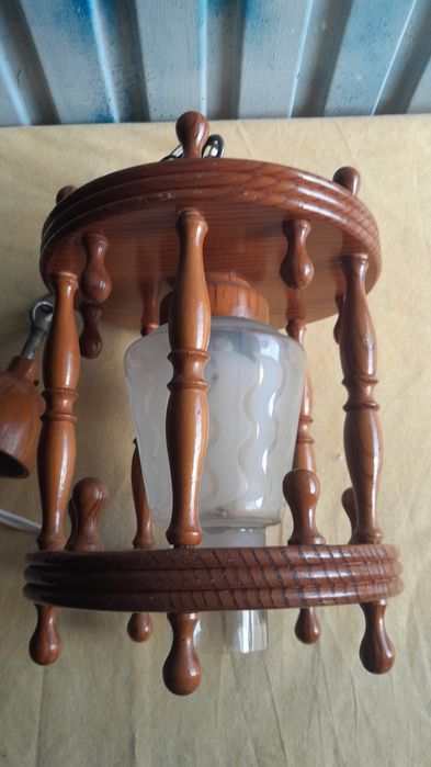 Candeeiro de teto em madeira