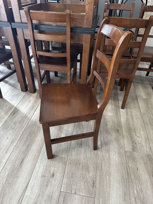 Diversas Mesas e bancos