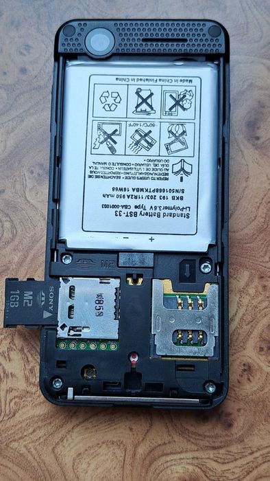 Телефон Sony Ericsson w302i+карта 1 GB Memory Stick Micro (M2)