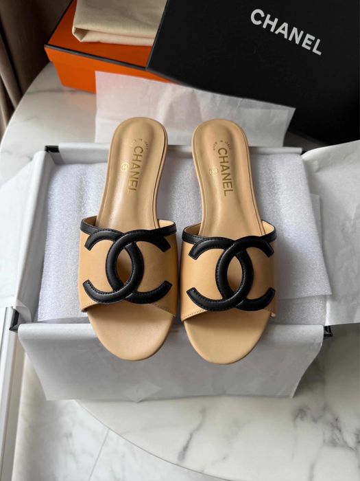 Klapki Chanel beige leather