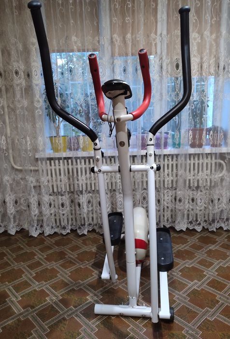 Тренажер - орбітрек MaxxPro.