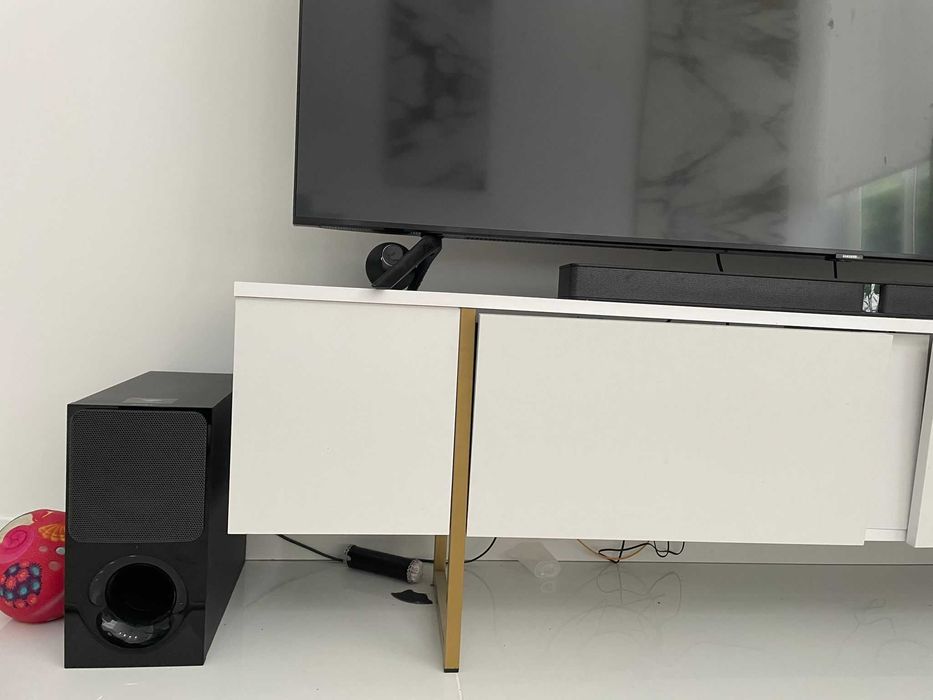 Móvel de TV branco e dourado 1.80cm