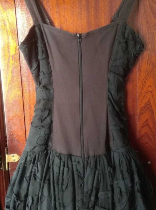 Vestido preto com top justo e saia com pormenores "esfarapados"