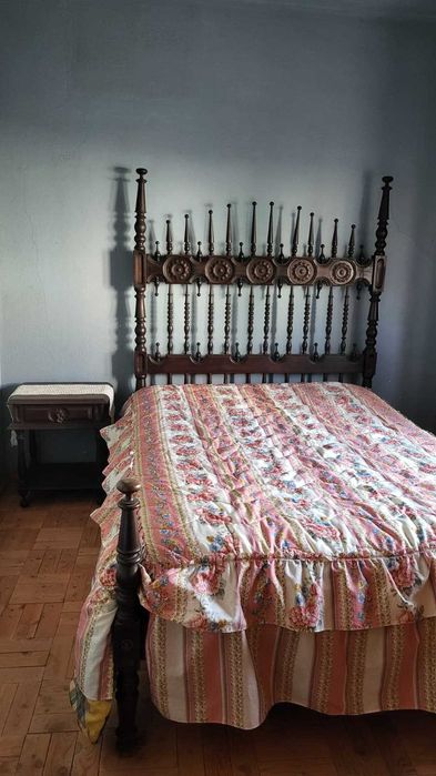 Cama vintage em madeira escura