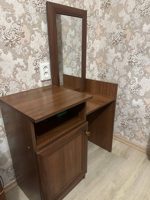 Трюмо с зеркалом в спальню