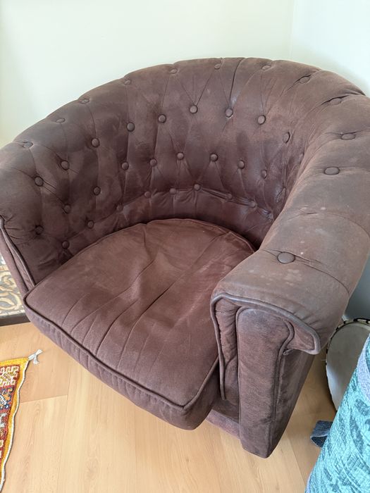 Poltrona estilo Chesterfield em castanho