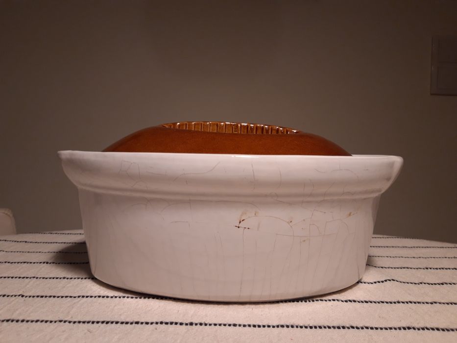 Pequena terrina de louça tradicional, branca, com tampa castanha