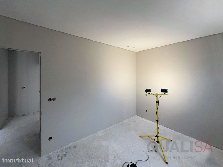 Apartamento T2 novo com logradouro e lugar de garagem em Ferreiros ...