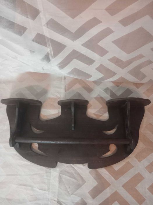 Prateleira antiga,  madeira escura, esculpida três níves, bom estado