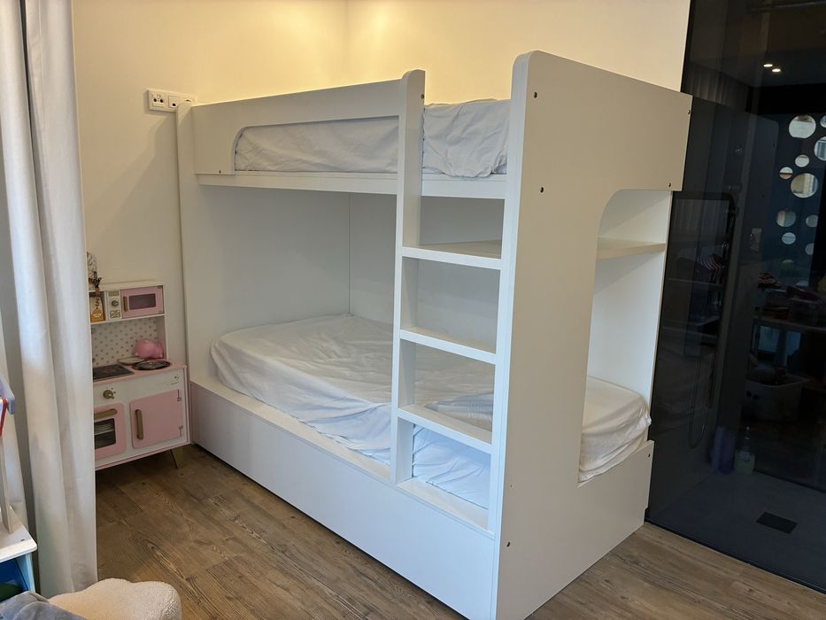 Beliche com cama extra + estante (modelo da KenayHome)