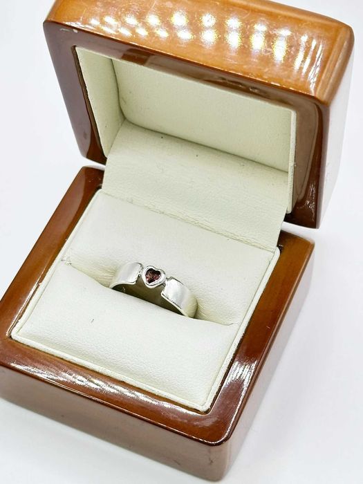 Ciekawa damska obrączka ze srebra próby 925 z czerwonym sercem