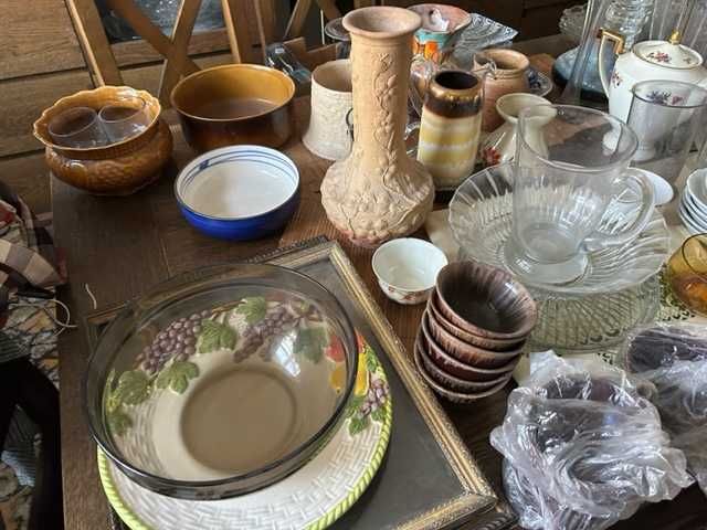 zestaw naczyn szklanych i porcelanowych