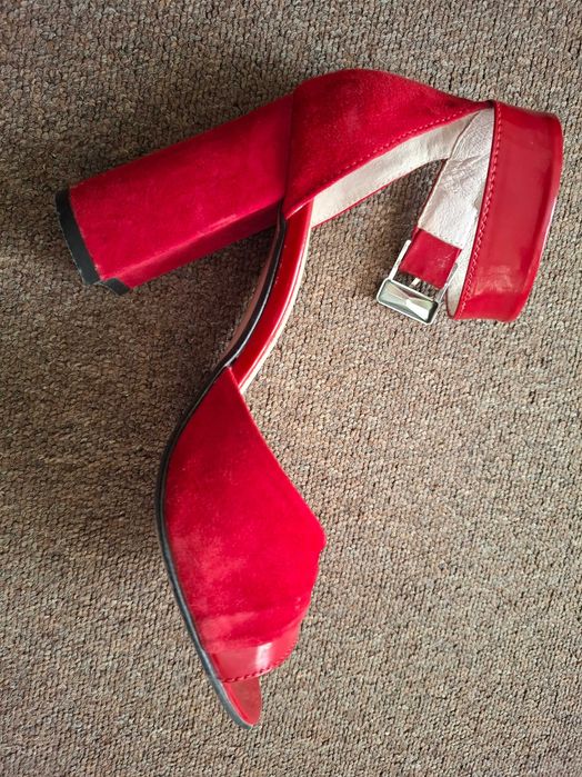 Босоніжки червоні