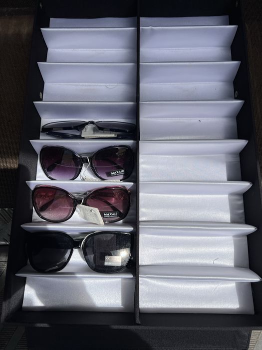 3 expositores com oculos de sol