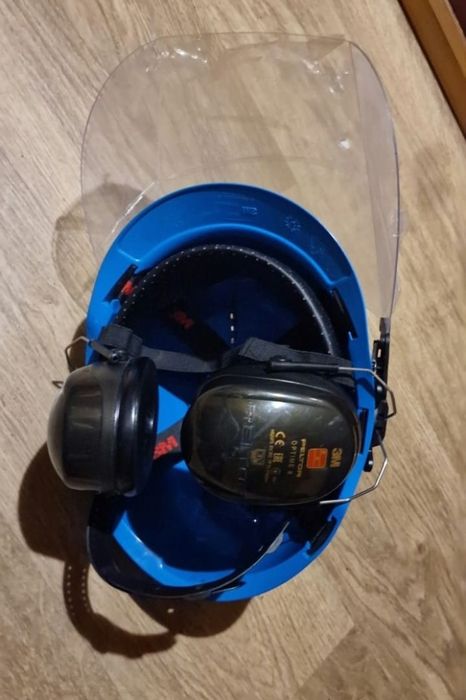 Kask budowlany ze słuchawkamy