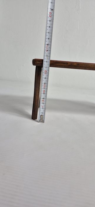 Unikatowy dębowy podnóżek / podstawka pod modlitewnik – rzeźbiony, ret