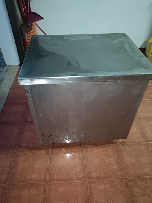 Bancada em inox em bom estado de conservação