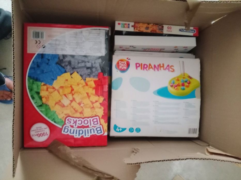 Vários brinquedos de menina para despachar