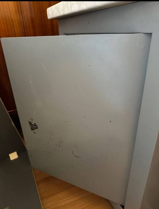 В гарному стані металевий сейф для офісу/дому сірий