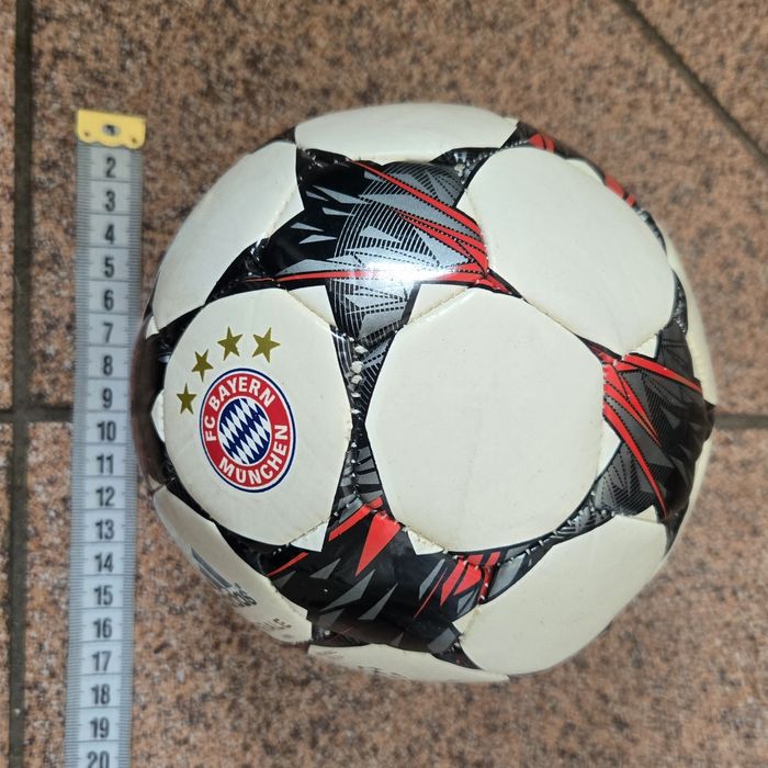 Piłka nożna UEFA , Adidas , Bayern Monachium
