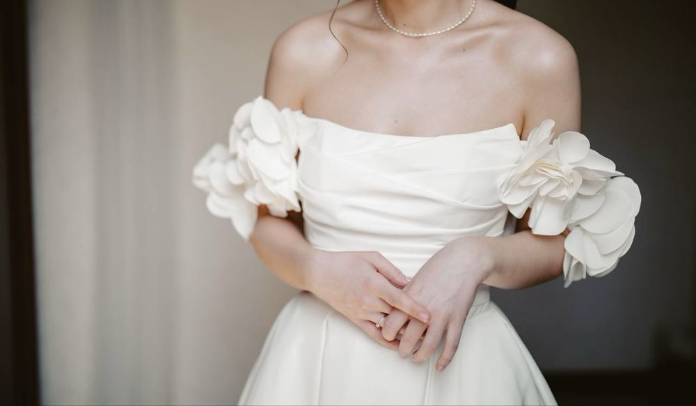 Весільна сукня з відкритими плечима