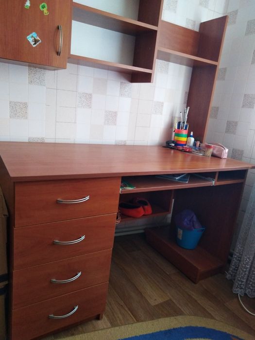 Стіл письмовий в ідеальному стані