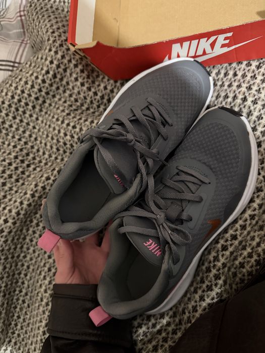 Оригінальні кросівки Nike сірі 38,5