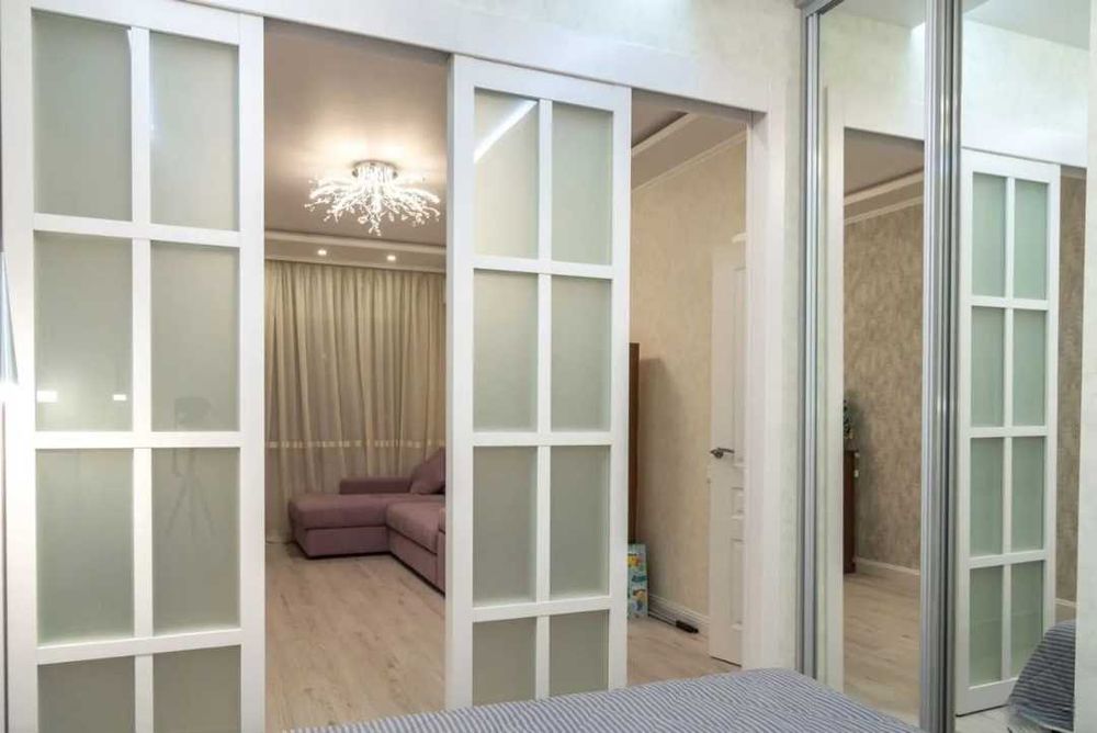 Алюминиевые перегородки-купе. Раздвижные деревянные стеклянные двери