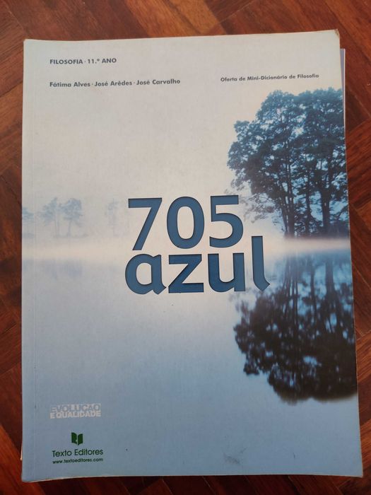 Livros escolares de diferentes anos de ensino e disciplinas