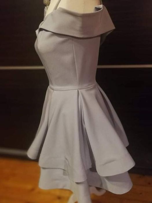 Przed kolano szara sukienka