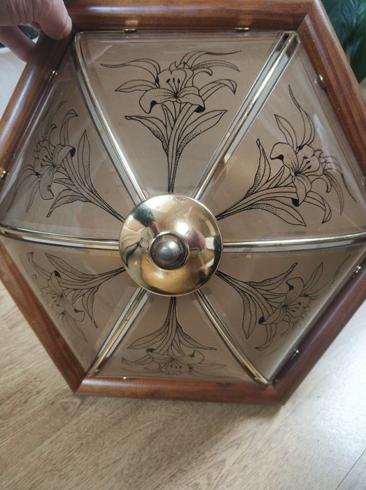 Plafoniera sufitowa lub ścienna.