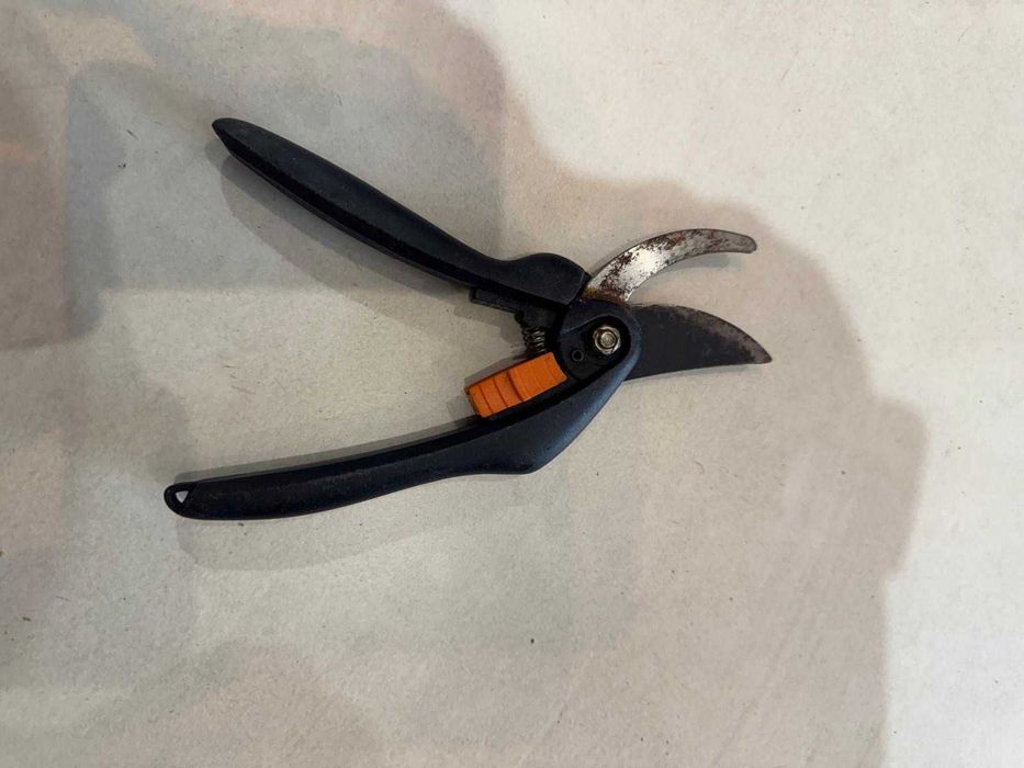 Tesoura de poda universal FISKARS com lâmina de corte transversal