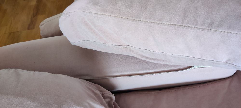 Sofá de três lugares em tecido