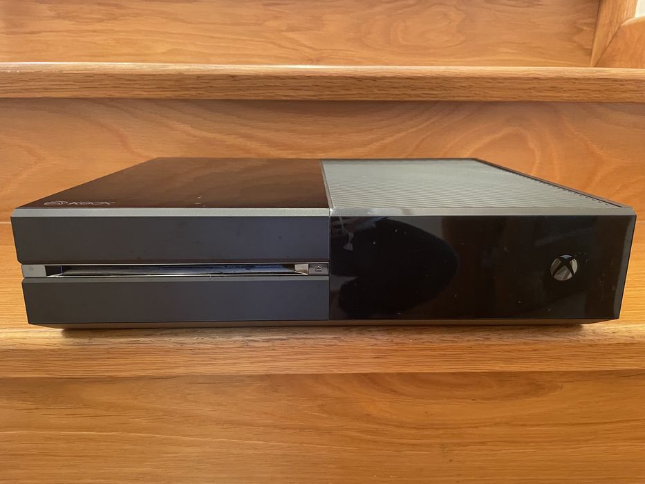 Xbox One Console with 4 Controllers: FIFA23, FORZA HORIZON 5, FAR CRY 564171737035011121