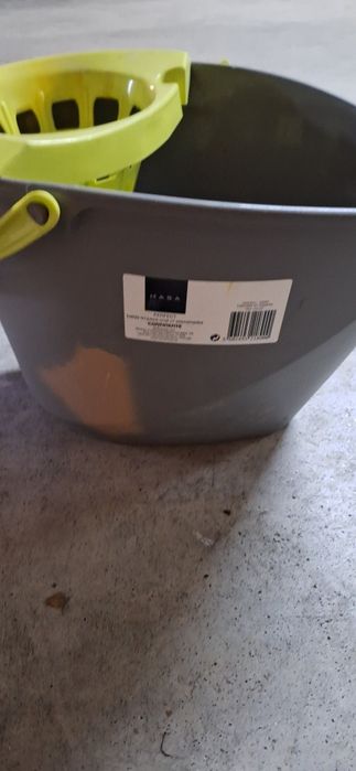 Baldes dois e cestos de arrumos