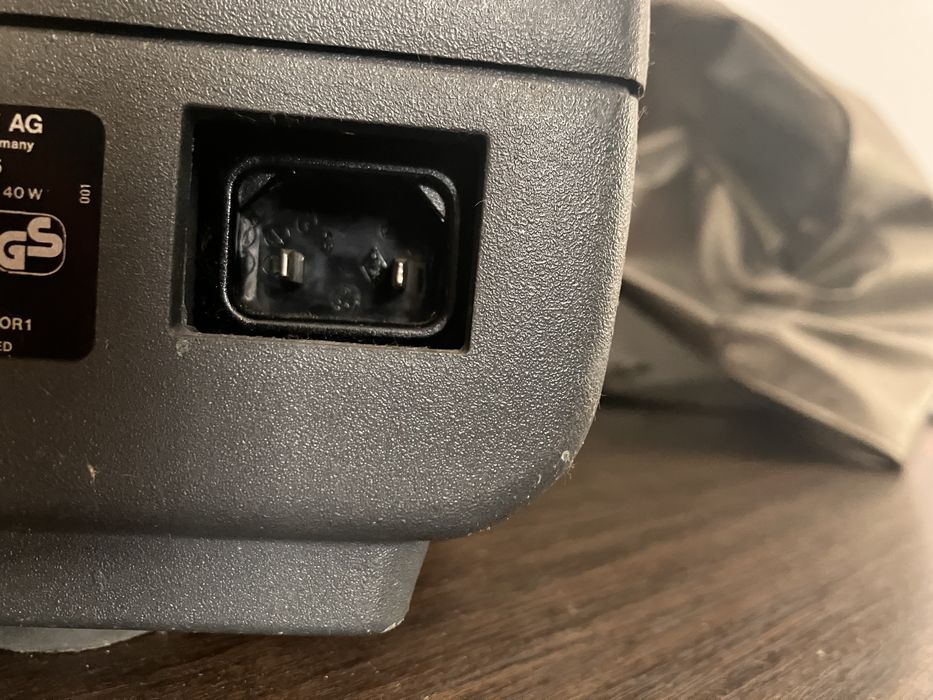 Máquina de escrever antiga mecânica e electrica