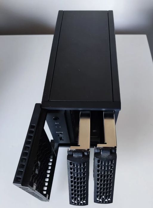 NAS NETGEAR ReadyNAS 102 (сетевое хранилище)