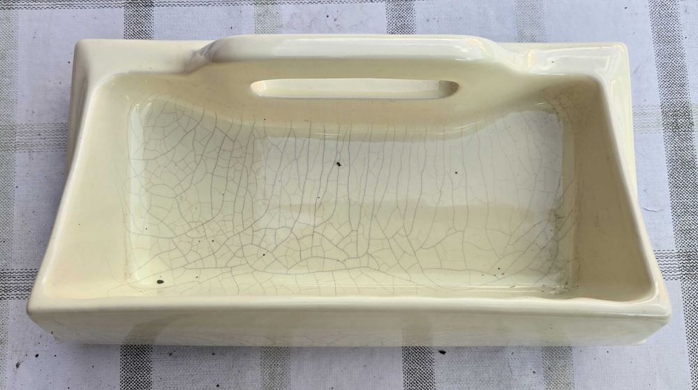 Mydelniczki ceramiczne, wieszak i półka PRL