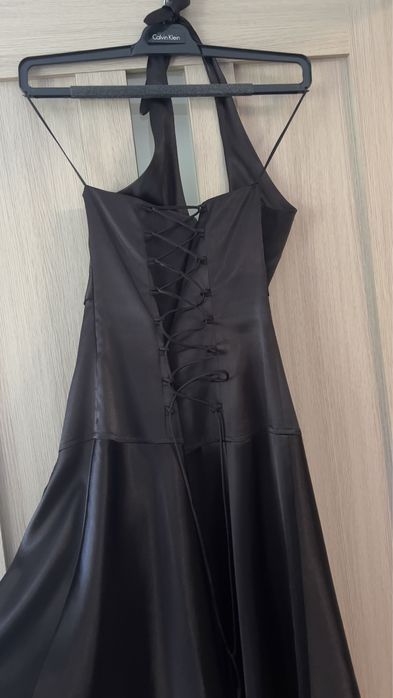 Вечірня атласна сукня із шнуровкою