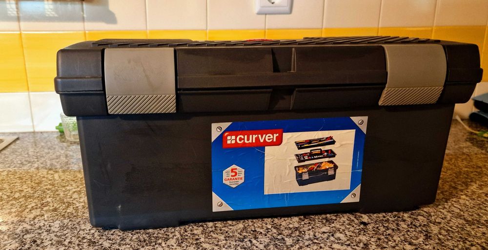 Caixa de ferramentas Curver com diversas ferramentas incluídas