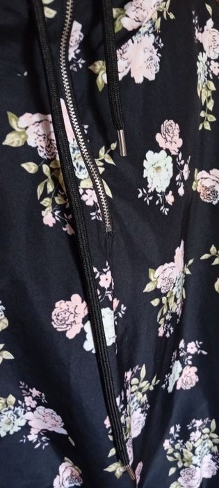 Wiatrówka czarna w kwiaty pastelowe