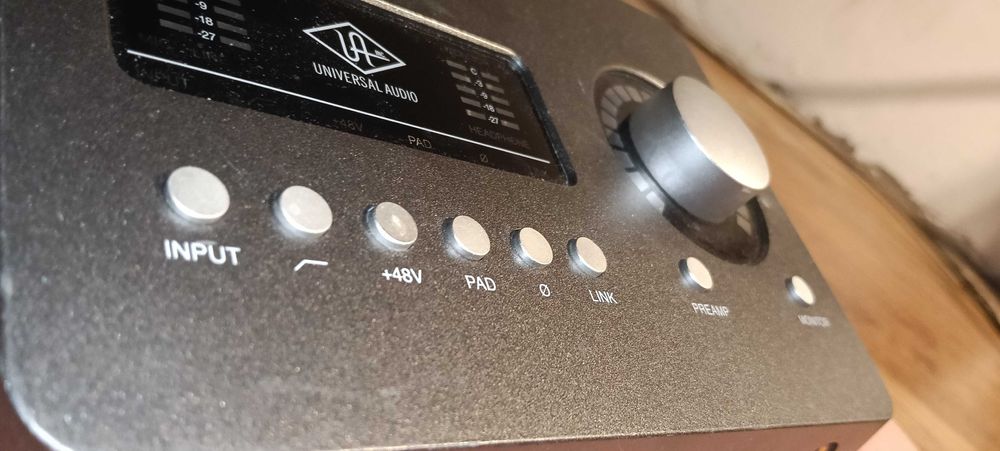 Universal Audio Arrow INTERFEJS - Karta Dźwiekowa