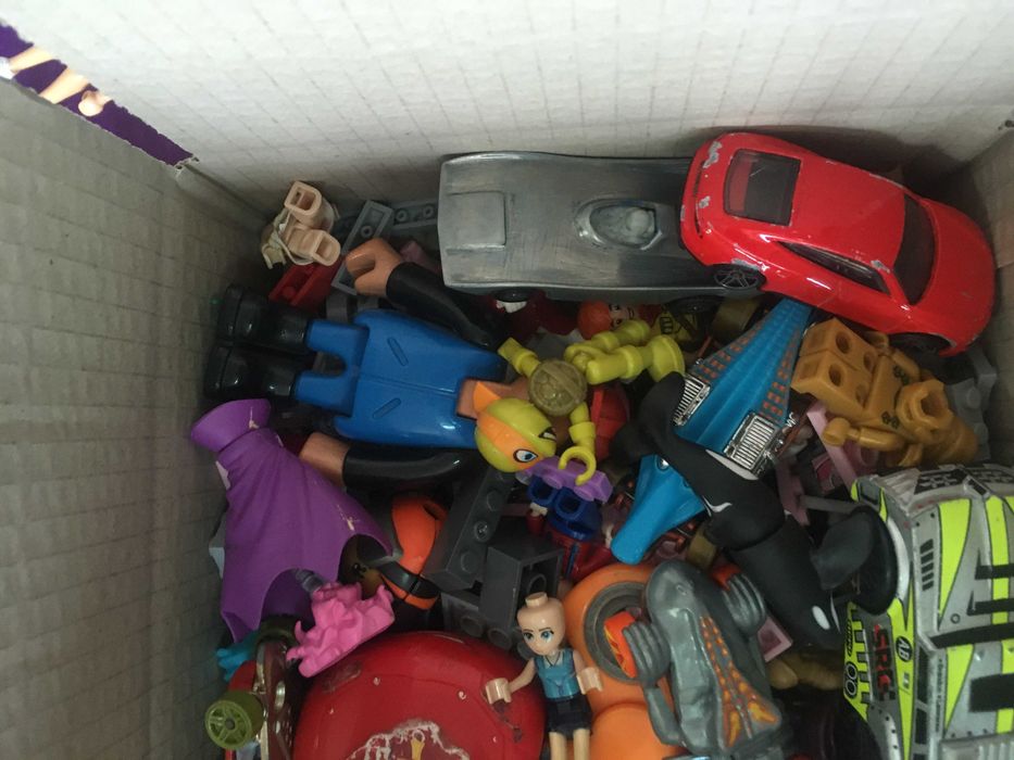 Лот детских игрушек: машинки, фигурки