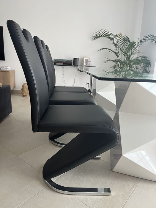 Mesa de jantar e cadeiras