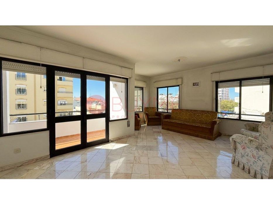 Apartamento T3 com Terraços e Garagem em Loulé