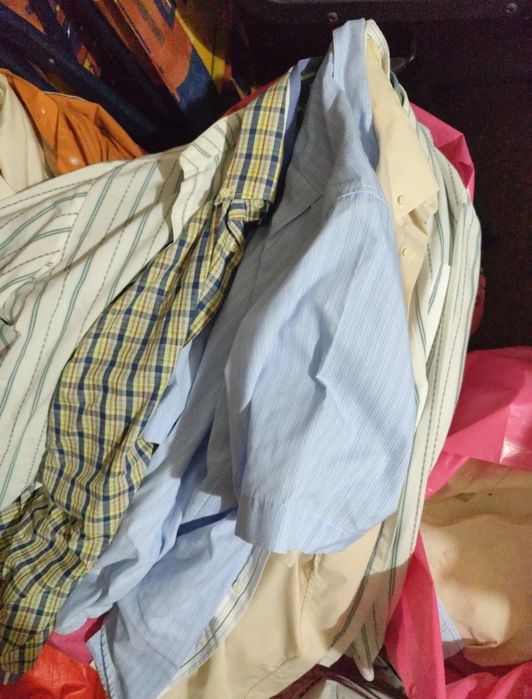 Camisas como novas manga comprida e curta, e calças ganga