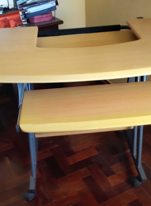 MESA/ SECRETÁRIA de Computador em bom estado