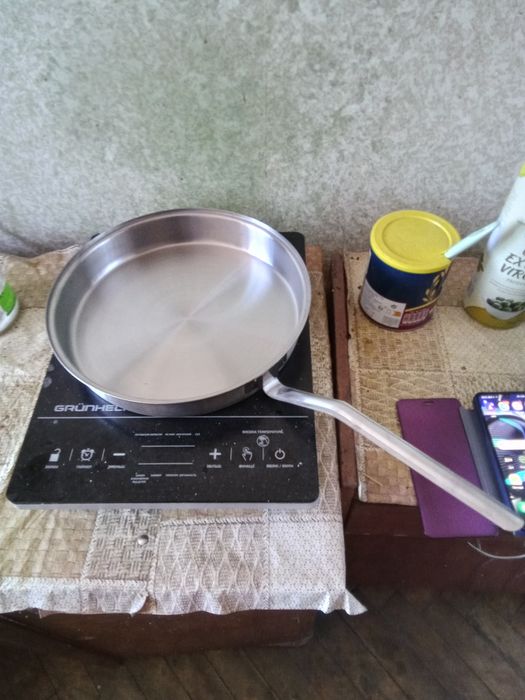 Новая сковородка или форма для выпечки со съёмной ручкой.